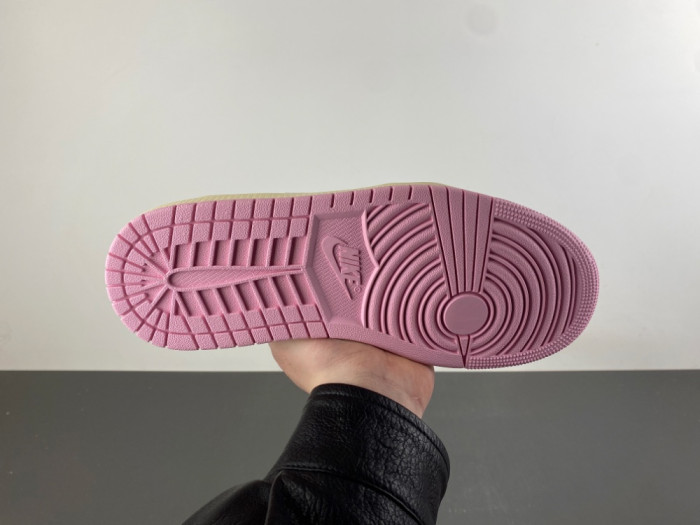 Travis Scott x Air Jordan 1 Low OG IQ7604-101